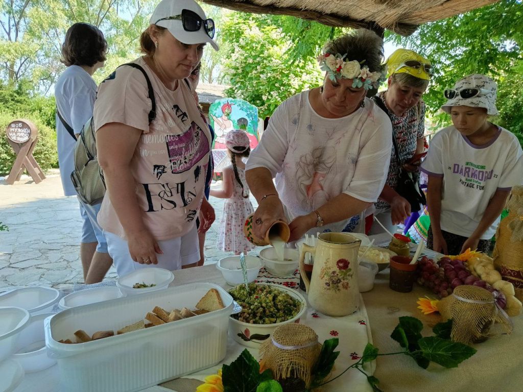 В Атамани прошел фестиваль окрошки | 25.06.2023 | Анапа - БезФормата